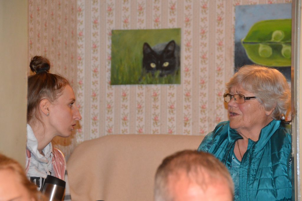 Gastgeberin Herta Schaub im Gespräch mit Künstlerin Mareike Keller